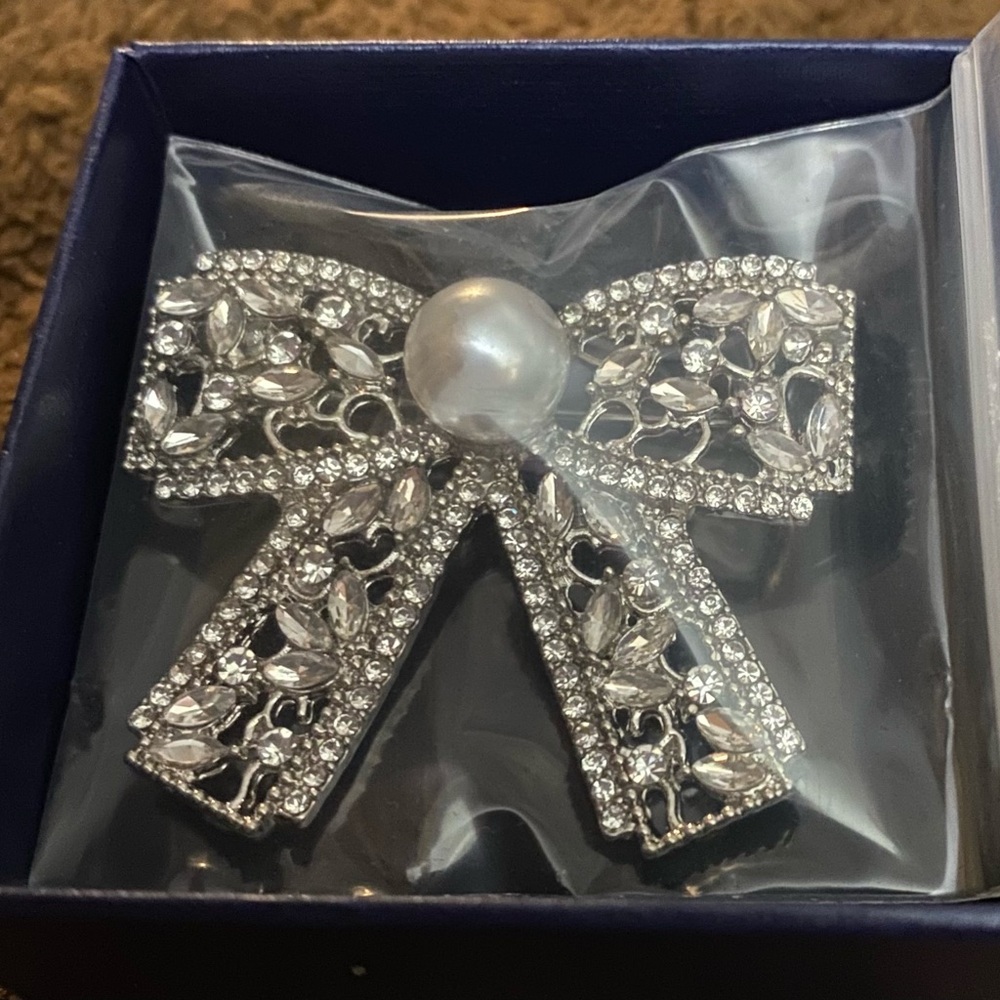 Silver Bow Pearl Accent Brooch - Elegant Women’s Jewelry
